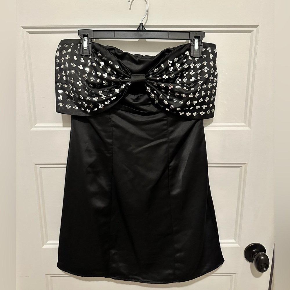4SI3NNA Black and Silver Sequin Strapless Bow Dress, Medium